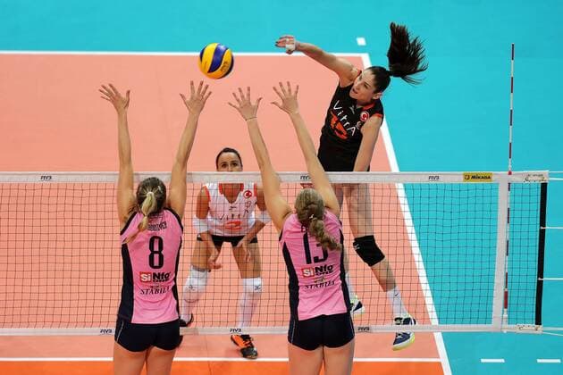 (161023) -- PASAY CITY, Oct. 23, 2016 -- Tatiana Kosheleva (top) of Eczacibasi VitrA Istanbul competes against Lauren Gibbemeyer (L, front) and Samanta Fabris (R, front) of Pomi Casalmaggiore during the final match of 2016 FIVB Women s Club World Championship WM Weltmeisterschaft in Pasay City, the Philippines, Oct. 23, 2016. Eczacibasi VitrA Istanbul won 3-2. ) (SP)PHILIPPINES-FIVB WOMEN S CLUB WORLD CHAMPIONSHIP-FINAL RouellexUmali 