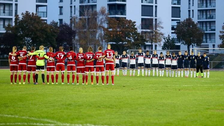 Schweigeminute, Gedenkminute, zum Gedenken an die verstorbene Spielerin Larissa Gördel vom TSV SCHOTT Mainz, Fussball, DFB-Pokal der Frauen, TSV SCHOTT Mainz - SC Sand, xozx