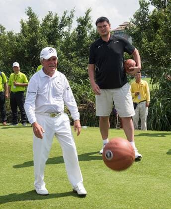 October 23, 2016 - Haikou, Hainan, China - Golfer Gary Player joins basketballer Yao Ming (R) for a basketball shoot out on the 17th tee at the Blackstone course in Mission Hills resort Haikou during the 2nd round of the 4th World celebrity Pro-am. .Blackstone course, Mission Hills resort, Haikou, Hainan Island China. Round 2 of the Mission Hills 4th World celebrity Pro-Am tournament 2016 - ZUMAr144 20161023_zap_r144_039