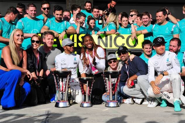 Siegerfoto von Mercedes Benz mit Lewis Hamilton (Mercedes AMG Petronas Formula One Team), Nico Rosberg (Mercedes AMG Petronas Formula One Team), Venus Williams, Lindsay Vonn und dem gesamten Team, Grosser Preis der USA 2016, Motorsport, Formel 1, 23.10.2016, Austin Copyright: xAndre Eibner-Pressefotox EP_JAE