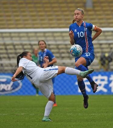 Bilder des Tages - SPORT (161024) -- CHONGQING, Oct. 24, 2016 -- Dagny Brynjarsdottir (R) of Iceland competes with Feruza Turdiboeva of Uzbekistan during a match of Sincere International Women s Football Tournament Yongchuan 2016 in Chongqing, southwest China, Oct. 24, 2016. Iceland won 1-0. ) (SP)CHINA-CHONGQING-SOCCER-SINCERE YONGCHUAN 2016 ChenxCheng 