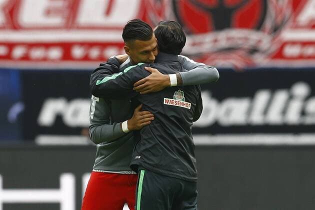 23.10.2016, Red Bull Arena, Leipzig, Ligaspiel, 1. Liga, RB Leipzig vs SV Werder Bremen, im Bild Davie Selke (27, RB Leipzig, li.) begruesst Alexander Nouri (Trainer, Werder Bremen) RB Leipzig vs SV Werder Bremen