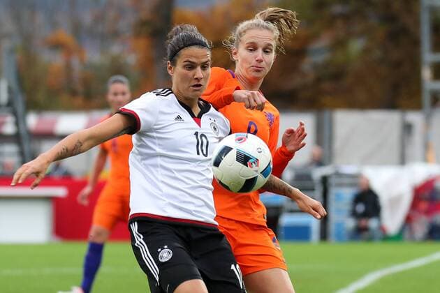 v.li.: Dzsenifer Marozsan (DFB, 10), Vivianne Miedema (Niederlande), Zweikampf, Duell, duel, tackle, tackling, Dynamik, Action, Aktion, Fussball, Frauen, Länderspiel, Deutschland - Niederlande, xozx