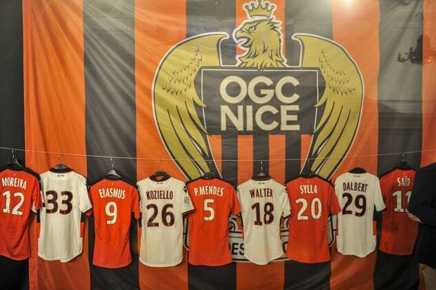 Fußball, OGC Nizza versteigert Trikots zugunsten der Opfer des Terroranschlags Les maillots de la vente sont exposes NEWS : Vente aux encheres des maillots de l ogcnice en hommage a l attentat de Nice - Nice - NorbertScanella Panoramic 
