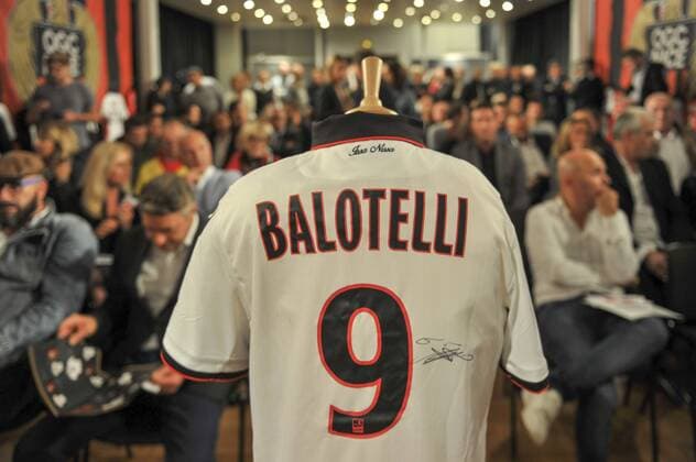 Fußball, OGC Nizza versteigert Trikots zugunsten der Opfer des Terroranschlags Les maillots de la vente sont exposes NEWS : Vente aux encheres des maillots de l ogcnice en hommage a l attentat de Nice - Nice - NorbertScanella Panoramic 