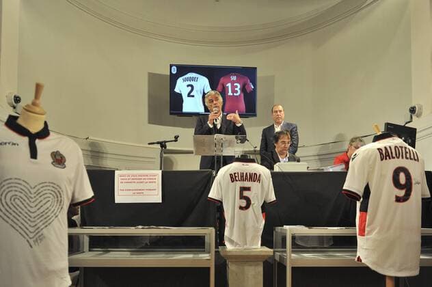 Fußball, OGC Nizza versteigert Trikots zugunsten der Opfer des Terroranschlags Le president de l ogcnice - jean pierre Rivere NEWS : Vente aux encheres des maillots de l ogcnice en hommage a l attentat de Nice - Nice - NorbertScanella Panoramic 