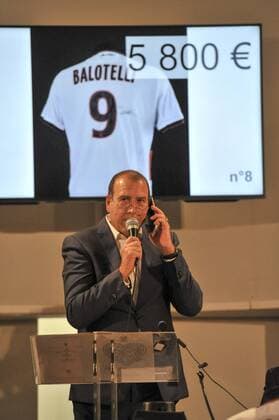 Fußball, OGC Nizza versteigert Trikots zugunsten der Opfer des Terroranschlags Les maillots sont vendus aux encheres - celui de Mario Balotelli vendu 11 100 euros NEWS : Vente aux encheres des maillots de l ogcnice en hommage a l attentat de Nice - Nice - NorbertScanella Panoramic 