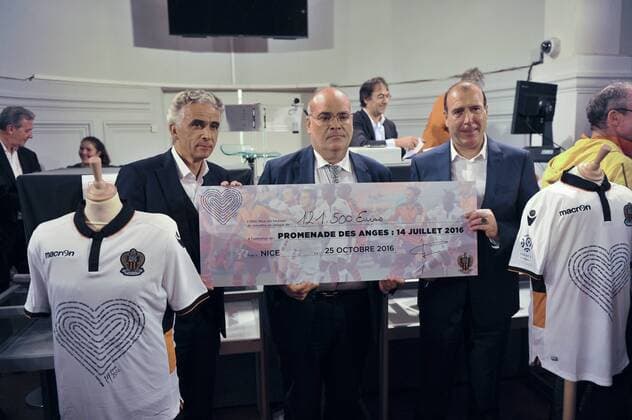 Fußball, OGC Nizza versteigert Trikots zugunsten der Opfer des Terroranschlags Un cheque de 121 500 euros (montant de la vente) est remis au president de l association des victimes de l attentat de Nice (promenade des anges) NEWS : Vente aux encheres des maillots de l ogcnice en hommage a l attentat de Nice - Nice - NorbertScanella Panoramic 
