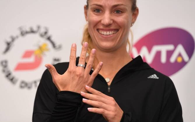 Themen der Woche - Sport Bilder des Tages - SPORT Angelique Kerber ,Deutschland mit der N01 Endyear Trophy und dem Endjahres Nummer 1 Diamantring von Tiffany