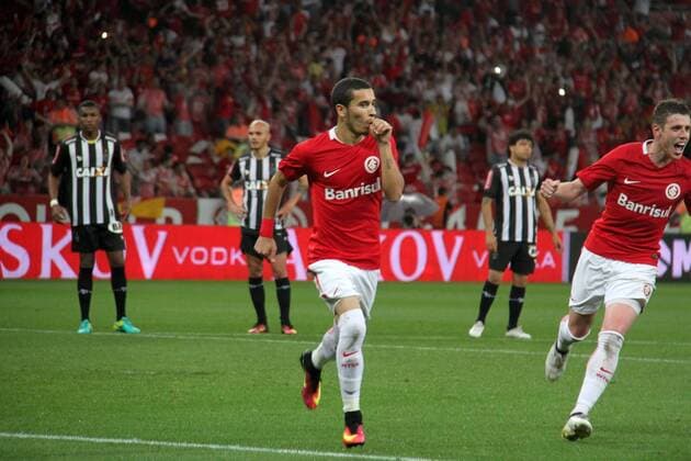 Internacional X Atletico Mineiro PORTO ALEGRE, RS - 26.10.2016: INTERNACIONAL X Atletico Mineiro - Lances of the match between Internacional and Atletico MG for the first game of the semifinals of the Brazil Cup in Beira-Rio Stadium, Porto Alegre RS. Goal William of penalty. x1220836x  EldioxSuzano
