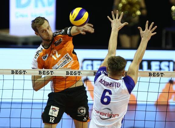 Volleyball, DVV Pokal, Berlin Recycling Volleys - United Rhein Main Volleys Paul Carroll im Angriff, Adrian Aciobanitei Volleyball DVV Pokal Bundesliga Herren Saison 2016 2017 27.10.2016 BR Volleys Berlin BRV vs. United Rhein Main Volleys