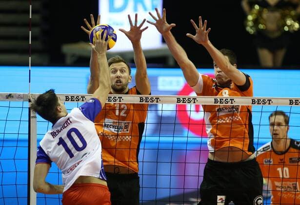 Volleyball, DVV Pokal, Berlin Recycling Volleys - United Rhein Main Volleys Moritz Reichert im Angriff, Paul Carroll, Graham Vigrass Volleyball DVV Pokal Bundesliga Herren Saison 2016 2017 27.10.2016 BR Volleys Berlin BRV vs. United Rhein Main Volleys