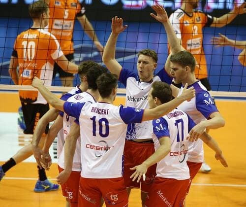 Volleyball, DVV Pokal, Berlin Recycling Volleys - United Rhein Main Volleys Adrian Aciobanitei, Moritz Reichert, Lukas Bauer, Jan Zimmermann, Christian Dünnes, Jubel nach Punktgewinn Volleyball DVV Pokal Bundesliga Herren Saison 2016 2017 27.10.2016 BR Volleys Berlin BRV vs. United Rhein Main Volleys
