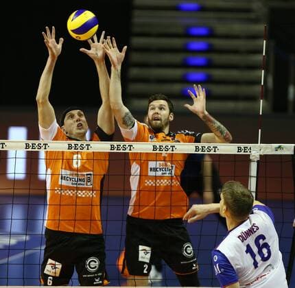Volleyball, DVV Pokal, Berlin Recycling Volleys - United Rhein Main Volleys Felix Fischer, Steven Marshall, Christian Dünnes im Angriff Volleyball DVV Pokal Bundesliga Herren Saison 2016 2017 27.10.2016 BR Volleys Berlin BRV vs. United Rhein Main Volleys