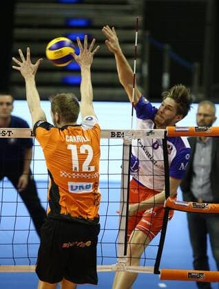 Paul Carroll, Jan Klobucar im Angriff Volleyball DVV Pokal Bundesliga Herren Saison 2016 2017 27.10.2016 BR Volleys Berlin BRV vs. United Rhein Main Volleys