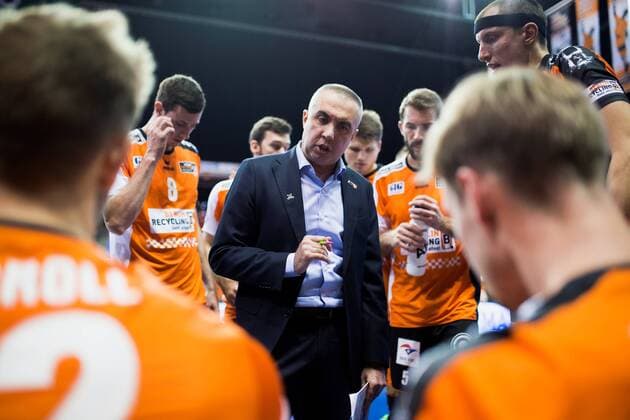 Berlin, Deutschland, 27.10.2016: Volleyball DVV Pokal Achtelfinale Saison 2016 2017 - Berlin Recycling Volleys - United Volleys Rhein Main. Trainer Roberto Serniotti (BR Volleys)