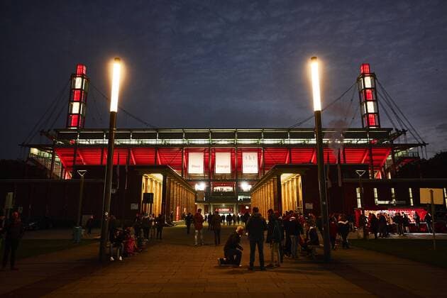 day0}.10.2016, Köln, Deutschland, Fussball DFB Pokal, Zwiete Hauptrunde, 1.FC Köln - TSG 1899 Hoffenheim, Die Pylonen und Oberrangbeleutung des Rhein Energie Stadion leuchten durch neuer LED Technik in Rot und Wei§