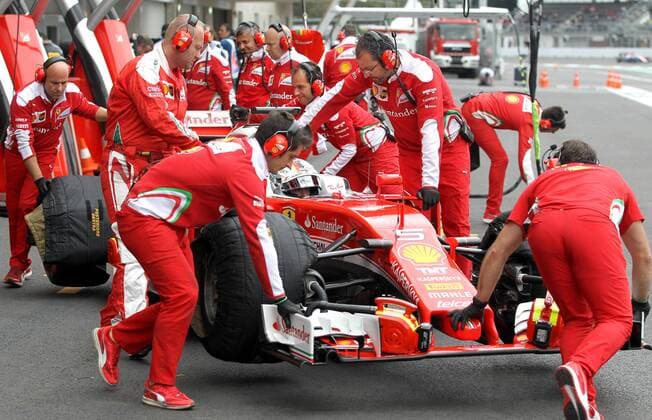 Bilder des Tages SPORT German driver Sebastian Vettel from Ferrari during the free practice of Mexico s Formula One Grand Prix at Hermanos Rodriguez racetrack in Mexico City, Mexico, 28 October 2016. The competition will be held next Sunday 30 October. FREE PRACTICE AT MEXICO S FORMULA ONE GRAND PRIX !ACHTUNG: NUR REDAKTIONELLE NUTZUNG!  MEX001 20161029-636132970127580973
