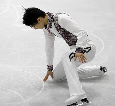 Figure skating Eiskunstlauf Hanyu struggles to 4th place in SP at Skate Canada Yuzuru Hanyu of Japan falls on a jump during the men s short program at Skate Canada in Mississauga, Ontario, on Oct. 28, 2016. The 2014 Sochi Olympic champion struggled to fourth place after the SP. 