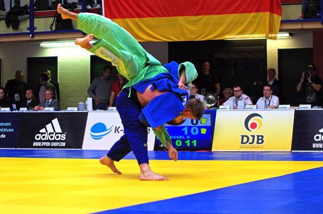 Judo, Bundesliga Finale in Hamburg Halbfinale beim Bundesliga-Finale der Männer in Hamburg: Dominic Ressel vom Hamburger Judo-Team (Blau) besiegt Martin Matjass (SU Witten Annen).