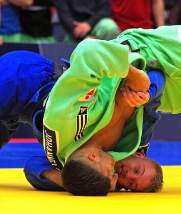 Judo, Bundesliga Finale in Hamburg Halbfinale beim Bundesliga-Finale der Männer in Hamburg: Dario Kurbjeweit Garcia (blau) vom Hamburger Judo-Team im Duell mit Johannes Frey (SU Witten Annen).