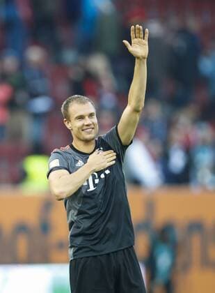 Holger BADSTUBER, FCB 28 Schlussjubel mit Fans. Hand aufs Herz FC AUGSBURG - FC BAYERN MUENCHEN 1-3 Fussball 1. Bundesliga , Augsburg, am 29.10.2016, 09.Spieltag, Saison 2016 2017, 1.Liga, 1.Bundesliga,FCA