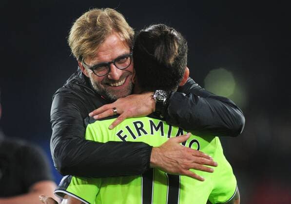 Themen der Woche - Sport Bilder des Tages - SPORT Football - 2016 2017 Premier League - Crystal Palace vs. Liverpool Liverpool Manager Jurgen Klopp celebrates after the match with goalscorer Roberto Firmino at Selhurst Park. COLORSPORT ANDREW COWIE 