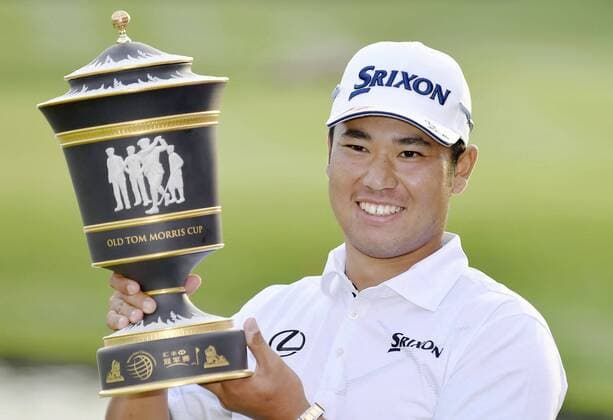 Bilder des Tages - SPORT Japan s Matsuyama wins HSBC Champions for 3rd PGA Golf Herren title Hideki Matsuyama of Japan poses with the winner s trophy after his victory in the HSBC Champions golf tournament at the Sheshan International Golf Club in Shanghai on Oct. 30, 2016. Kuroda became the first Japanese to win in the World Golf Championship series. 