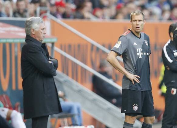 Einwechslung Holger BADSTUBER, FCB 28 , Trainer Cheftrainer Carlo Ancelotti (FCB) Jerome BOATENG (FCB 17) Einwechslung, Auswechslung, Wechsel, Spielerwechsel FC AUGSBURG - FC BAYERN MUENCHEN 1-3 Fussball 1. Bundesliga , Augsburg, am 29.10.2016, 09.Spieltag, Saison 2016 2017, 1.Liga, 1.Bundesliga,FCA