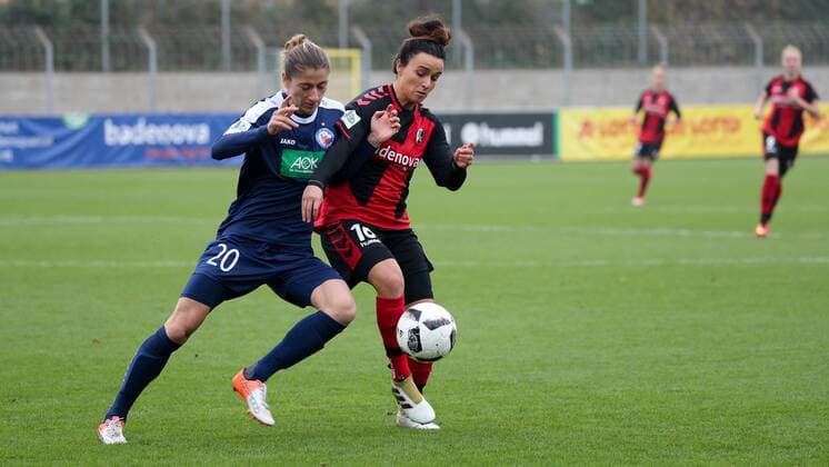 v.li.: Bianca Schmidt (Potsdam, 20), Lina Maria Magull (Freiburg, 16), Zweikampf, Duell, duel, tackle, tackling, Dynamik, Action, Aktion, Fussball, Allianz Frauen-Bundesliga, SC Freiburg - 1. FFC Turbine Potsdam, xozx