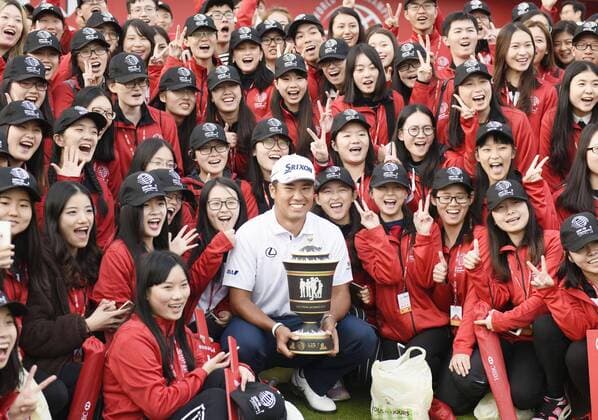 Japan s Matsuyama wins HSBC Champions for 3rd PGA Golf Herren title Hideki Matsuyama of Japan (C), surrounded by golf staff members, poses for photos after winning the HSBC Champions golf tournament at the Sheshan International Golf Club in Shanghai on Oct. 30, 2016. Matsuyama won the event and became the first Japanese to win in the World Golf Championship series. 