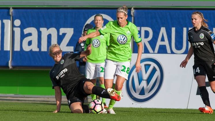 v.li.: Lise Overgaard Munk (1. FFC Frankfurt, 23) im Zweikampf mit Lena Goeßling (Gößling, Goessling, Gössling, VfL Wolfsburg, 28), Fussball, Allianz Frauen-Bundesliga, VfL Wolfsburg - 1. FFC Frankfurt, xobx