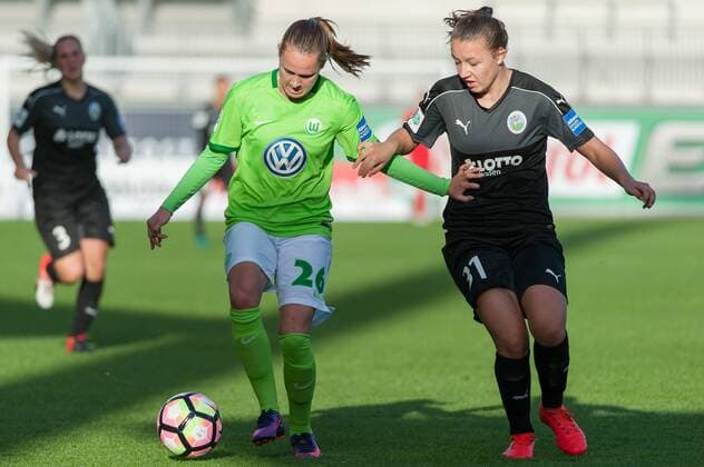 v.li.: Caroline Graham Hansen (VfL Wolfsburg, 26) im Zweikampf mit Tanja Pawollek (1. FFC Frankfurt, 31), Fussball, Allianz Frauen-Bundesliga, VfL Wolfsburg - 1. FFC Frankfurt, xobx