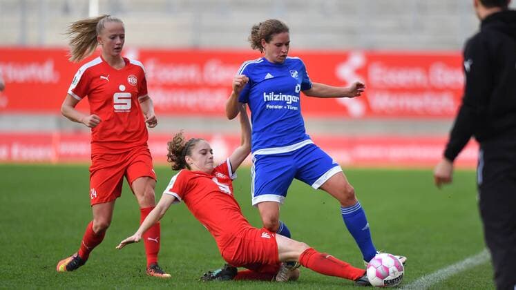 Zweikampf , Grätsche Jaqueline Klasen (SGS Essen) (16) Nina Burger (SC Sand) (19), Allianz Frauen-Bundesliga : SGS Essen - SC Sand, xmkx