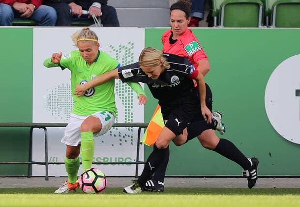 Julia Simic (VfL Wolfsburg) im Duell mit Saskia Bartusiak (1. FFC Frankfurt)