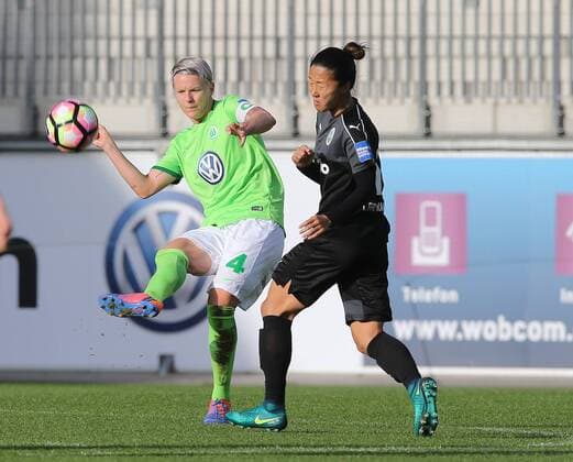 Nilla Fischer (Wolfsburg) im Duell mit Yuki Nagasato (1. FFC Frankfurt)