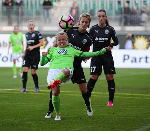 VfL vs Frankfurt, Frauen Wolfsburg, Deutschland. 30.10.2016, FUßBALL - VfL Wolfsburg vs 1. FFC Frankfurt, 1. Allianz Frauen Bundesliga, Saison 2016-17. Bild zeigt: Julia Simic (VfL Wolfsburg), Saskia Bartusiak (1. FFC Frankfurt), Peggy Nietgen (1. FFC Frankfurt) Wolfsburg