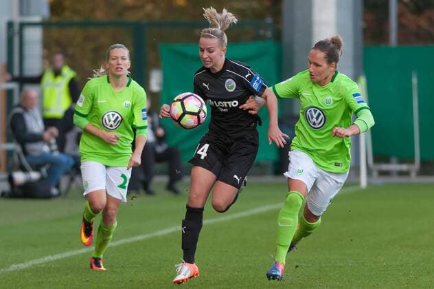 v.li.: Jackie Groenen (1. FFC Frankfurt, 14) im Zweikampf mit Babett Peter (VfL Wolfsburg, 8), Fussball, Allianz Frauen-Bundesliga, VfL Wolfsburg - 1. FFC Frankfurt, xobx