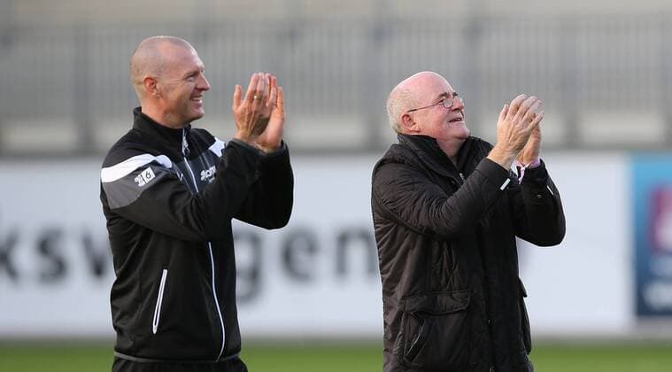Manager Siegried Dietrich (Frankfurt) feiert den Punktgewinn mit Cheftrainer Matt Ross (1. FFC Frankfurt)
