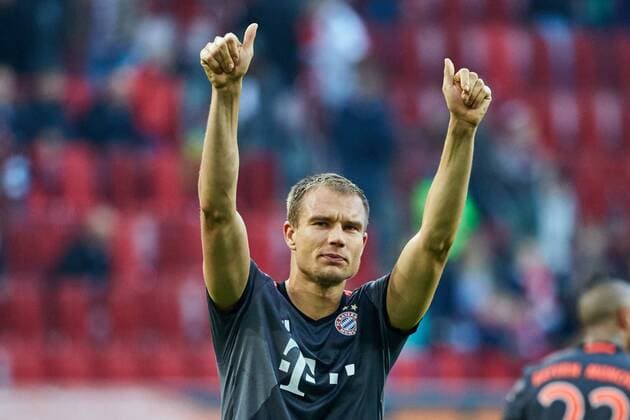 Augsburg, Deutschland 29.10.2016, 1. Bundesliga, 9. Spieltag, FC Augsburg - FC Bayern Muenchen, Holger Badstuber (FCB) bedankt sich bei den mitgereisten Fans ( DeFodi501