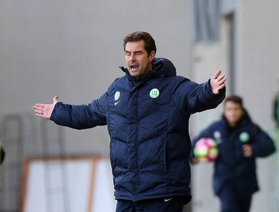 VfL vs Frankfurt, Frauen Wolfsburg, Deutschland. 30.10.2016, FUßBALL - VfL Wolfsburg vs 1. FFC Frankfurt, 1. Allianz Frauen Bundesliga, Saison 2016-17. Bild zeigt: Cheftrainer Ralf Kellermann (VfL Wolfsburg) lautstark an der Seitenlinie, gestikulierend Wolfsburg