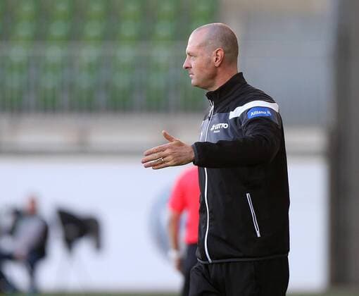 VfL vs Frankfurt, Frauen Wolfsburg, Deutschland. 30.10.2016, FUßBALL - VfL Wolfsburg vs 1. FFC Frankfurt, 1. Allianz Frauen Bundesliga, Saison 2016-17. Bild zeigt: Cheftrainer Matt Ross (1. FFC Frankfurt) lautstark an der Seitenlinie, gestikulierend Wolfsburg