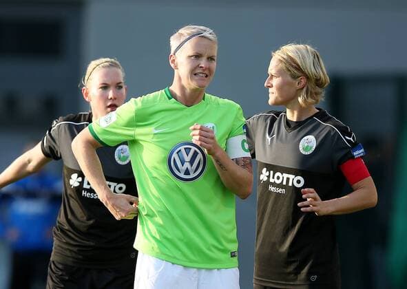Marith Priessen (1. FFC Frankfurt), 4 Nilla Fischer (VfL Wolfsburg, mitte), Saskia Bartusiak (1. FFC Frankfurt)