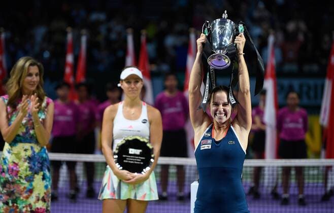 Dominika Cibulkova (SVK) gewinnt gegen Angelique Kerber (GER) das WTA Tennis Damen FINALE in Singapur