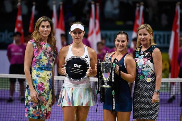 Dominika Cibulkova (SVK) gewinnt gegen Angelique Kerber (GER) das WTA Tennis Damen FINALE in Singapur (li. Monica Seles; re.: Chris Evert)