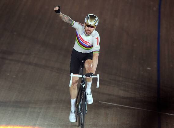 PARIS 2024, OLYMPIC LEGENDS: Bradley Wiggins Track cycling Rad Radsport Bahnrad Bahn - Six Day London - Day Six: Olympic Velodrome, Lee Valley VeloPark Bradley Wiggins waves to the crowd after winning the Derney race. COLORSPORT ANDREW COWIE 
