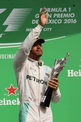British driver Lewis Hamilton, from Mercedes team, celebrates his victory at the Grand Prix of Formula One of Mexico at Autodromo Hermanos Rodriguez in Mexico City, Mexico, 30 October 2016. EFE Jose Mendez Mexico s Formula One Grand Prix !ACHTUNG: NUR REDAKTIONELLE NUTZUNG!  MEX134 20161030-636134652564679601