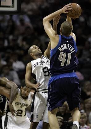 Spurs Tony Parker gets caught in a mismatch defending Dallas Mavericks Dirk Nowitzki in the second half at the AT&T Center on November 4, 2008. Spurs lost 81-98. kmhui@express-news.net SPURS DALLAS MAVERICKS PARKER NOWITZKI - ZUMAa27_ 20081104_zaf_a27_093