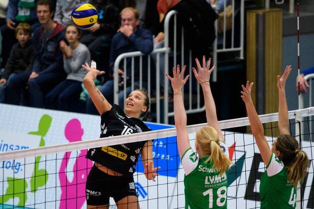 30.10.2016, Halle Berg Fidel, Muenster Volleyball, Bundesliga Frauen, Normalrunde, USC Münster Muenster vs. Dresdner SC Angriff Katharina Schwabe ( 16 Dresden) - Block Doppelblock Leonie Schwertmann ( 18 Muenster), Britt Bongaerts ( 4 Muenster)