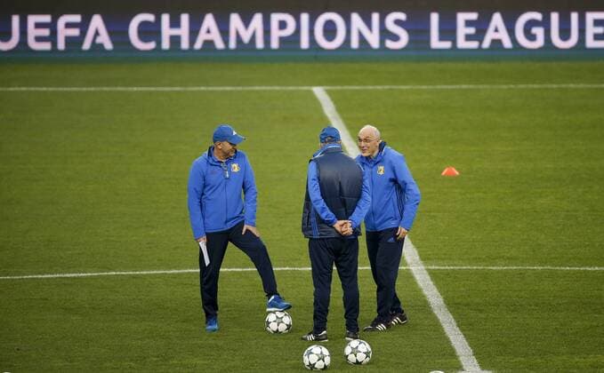 FC Rostov s Austrian head coach Ivan Daniliants (R) during the training held at Vicente Calderon s stadium in Madrid, Spain on 31 October 2016 on the eve of their UEFA Champions League match against Atletico Madrid. FC Rostov s press conference PK Pressekonferenz !ACHTUNG: NUR REDAKTIONELLE NUTZUNG!  20161031-636135362557949922